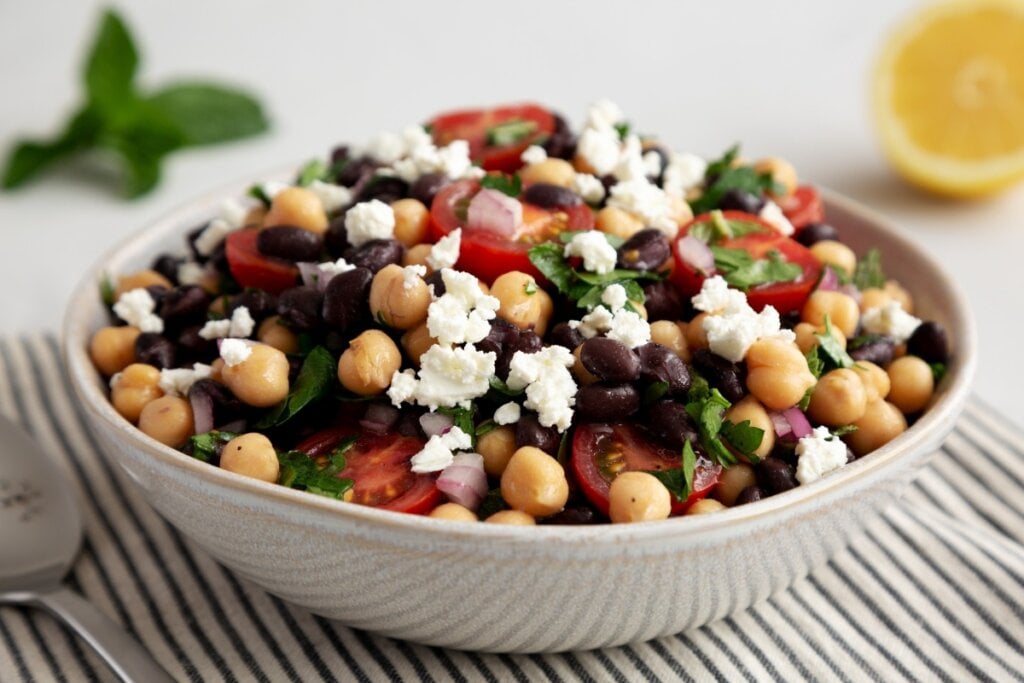 Salada de grão-de-bico e feijão-preto para melhorar o ganho de massa muscular (Imagem: Liudmyla Chuhunova | Shutterstock)