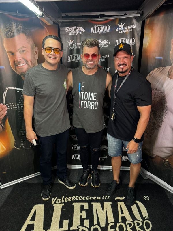 O prefeito Lorenzo Pazolini, o cantor Alemão do Forró e o produtor do DVD, Slin Ribeiro 