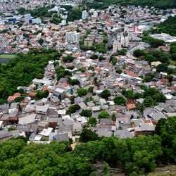 Suspeito estava evadido do sistema prisional desde março de 2025 e foi detido com uma pistola e munições