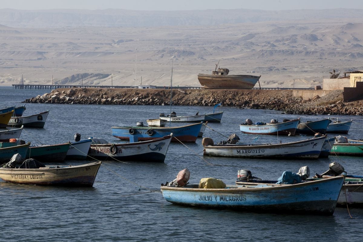 Barcos de pescadores em San Juan Marcona (Peru), banhado pelo Oceano Pacífico