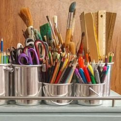 Levantamento do Procon-ES mostra que um mesmo item da lista escolar pode custar até sete vezes mais de uma loja para outra; confira dicas para economizar na hora da compra