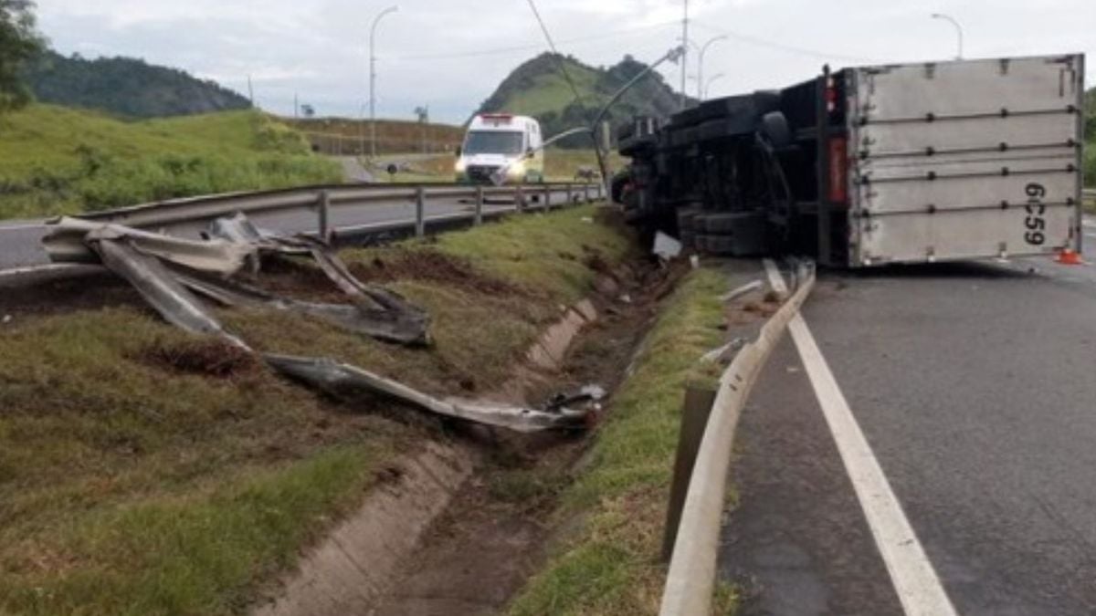 Carreta tombada na BR 101, em Guarapari, na manhã desta quarta (15)