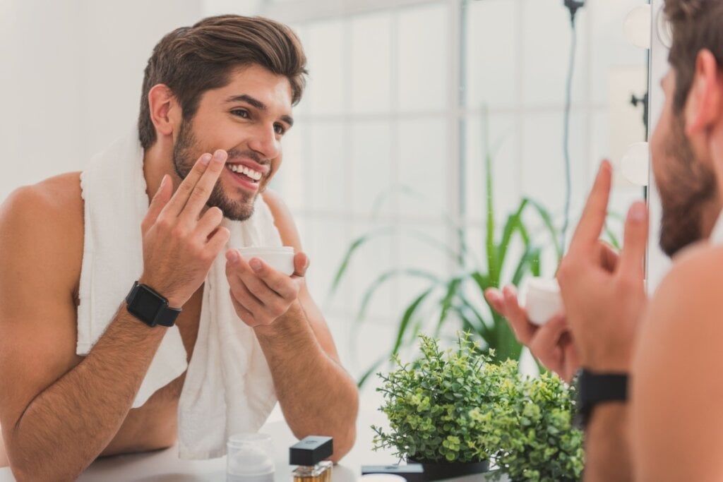 É importante hidratar a barba para nutrir e suavizar os fios (Imagem: Olena Yakobchuk | Shutterstock)