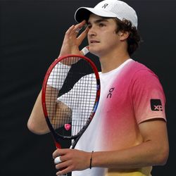 João Fonseca inicia nesta quinta-feira (24) sua trajetória no Masters 1000 de Madri, que tem final prevista para o dia 4 de maio.
