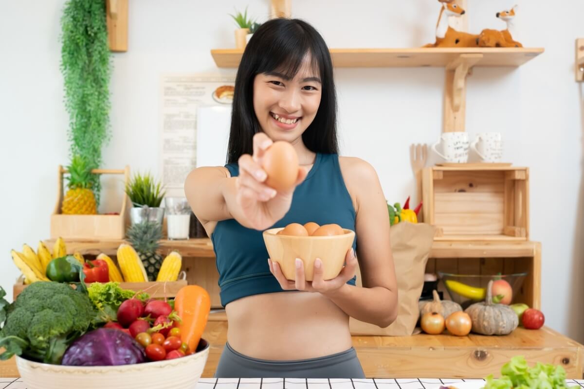 O ovo é um alimento que ajuda no ganho de massa muscular (Imagem: Kikujiarm | Shutterstock)