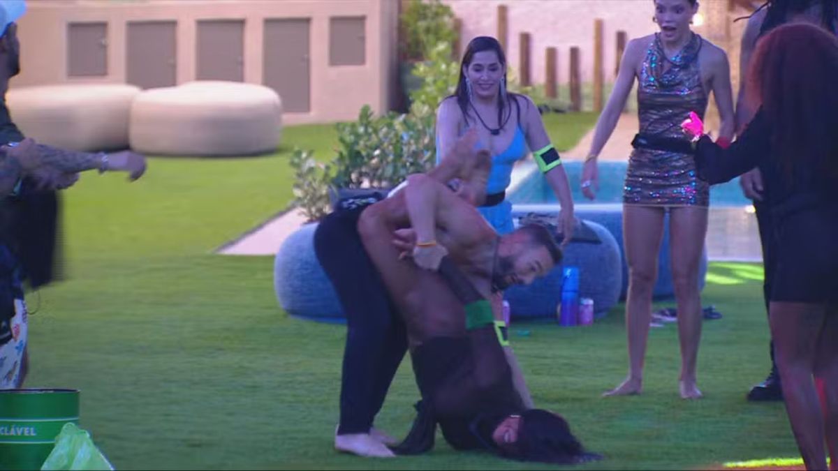 Gracyanne Barbosa cai de cara no chão após brincadeira no 'BBB 25'