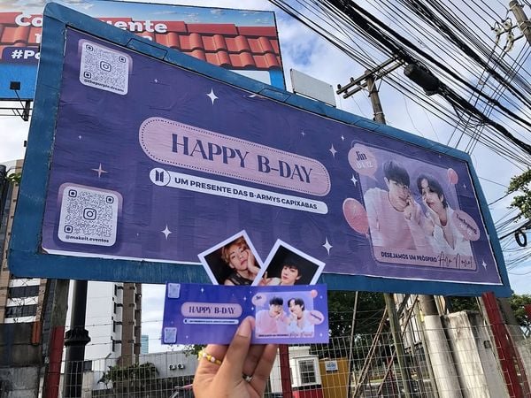 Outdoor da banda BTS está localizado ao lado da Assembleia Legislativa