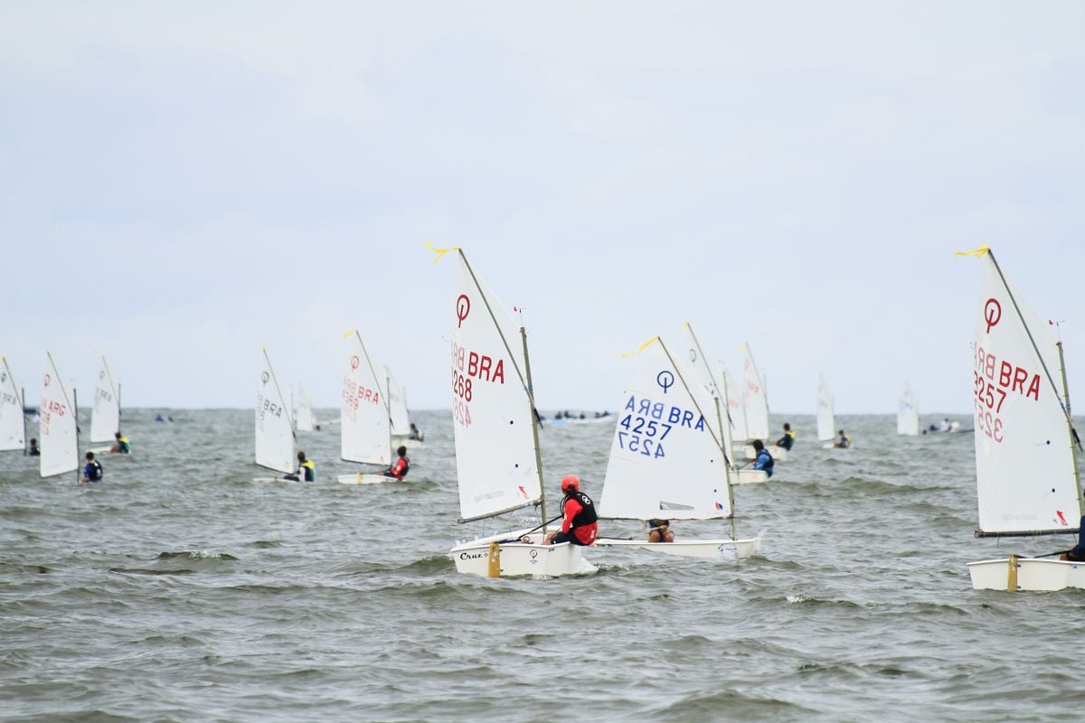 Vitória recebe jovens talentos da vela em competição