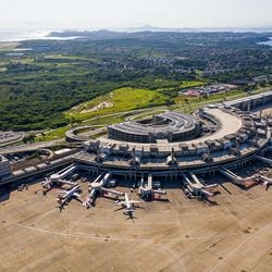 O leilão foi vencido após 26 lances em uma etapa em viva-voz, já que, na primeira etapa, a de apresentação de envelopes, a Zurich Airport e a Aena fizeram exatamente a mesma proposta, de R$ 1,5 bilhão