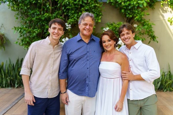 A aniversariante Michele Carasso, o marido Robertinho Leão e os filhos Enzo e Lucca