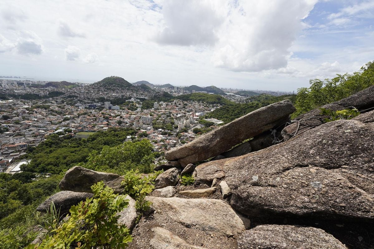 Equipe de A Gazeta chegou ao alto do Morro do Macaco onde pedras soltas geram risco aos moradores