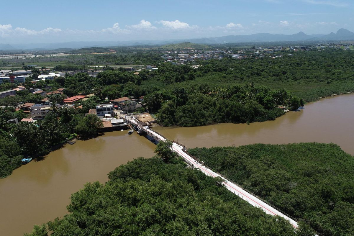 Imagens de drone da orla da Barra do Jucu e Ponte da Madalena em Vila Velha