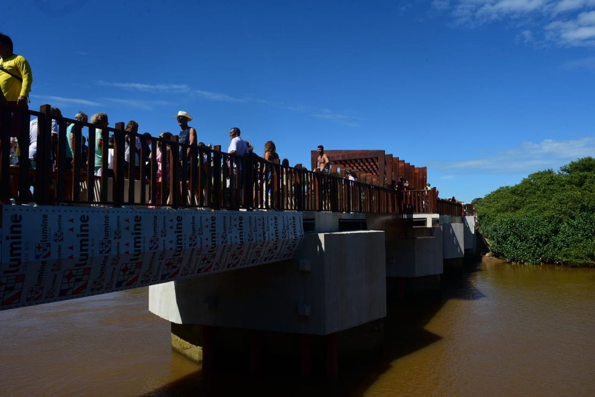 O nome da ponte foi dado em homenagem à Banda de Congo da Barra do Jucu, famosa pela música “Madalena do Jucu”, do cantor Martinho da Vila por Ricardo Medeiros 