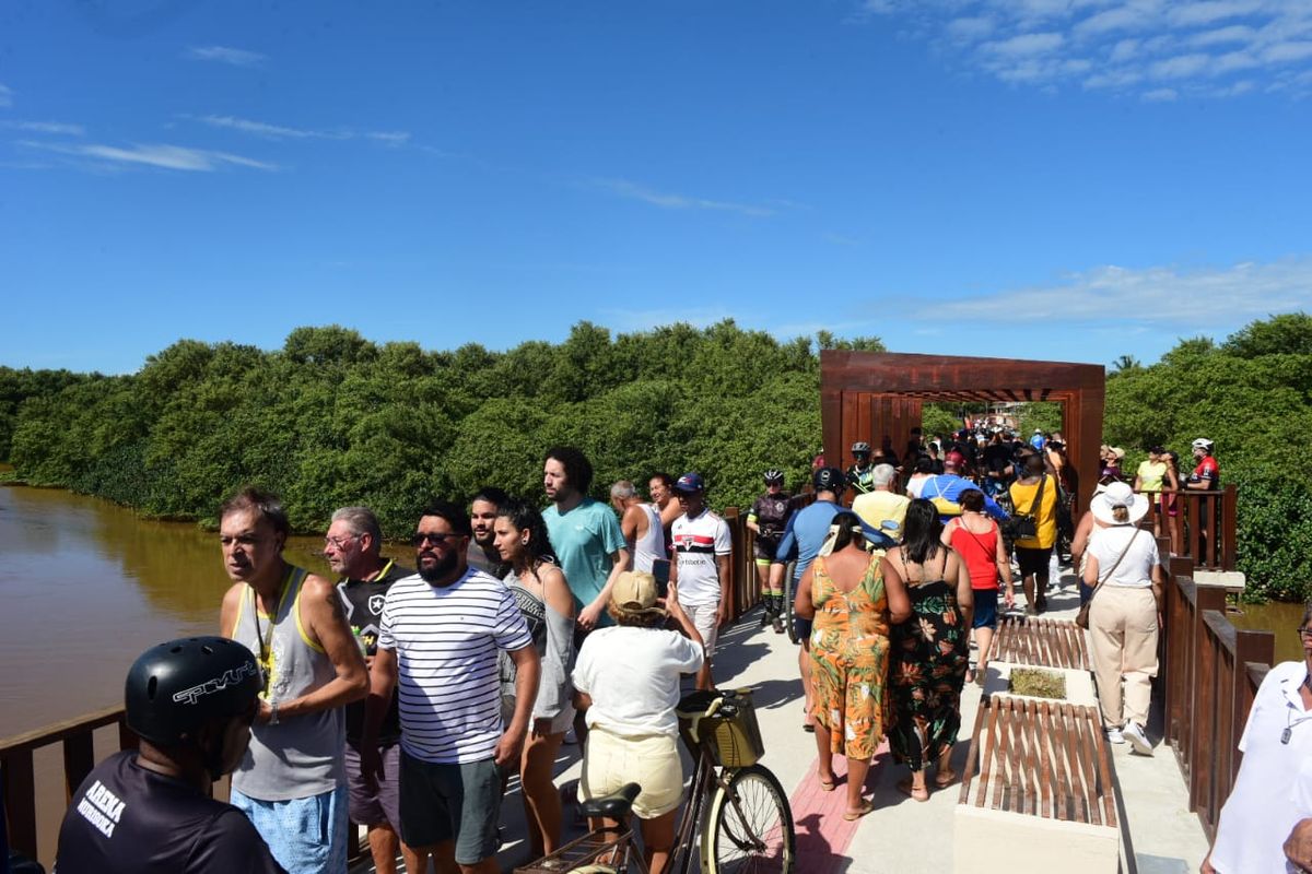 O nome da ponte foi dado em homenagem à Banda de Congo da Barra do Jucu, famosa pela música “Madalena do Jucu”, do cantor Martinho da Vila por Ricardo Medeiros 