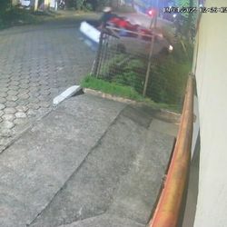 Uma mulher que estava no veículo sofreu uma lesão no braço e foi levada para um hospital da cidade; condutor foi autuado e encaminhado ao sistema prisional