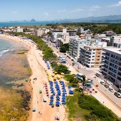 Animais foram avistados por banhistas na praia de Castelhanos; em apenas três dias, dez pinguins já apareceram no litoral capixaba