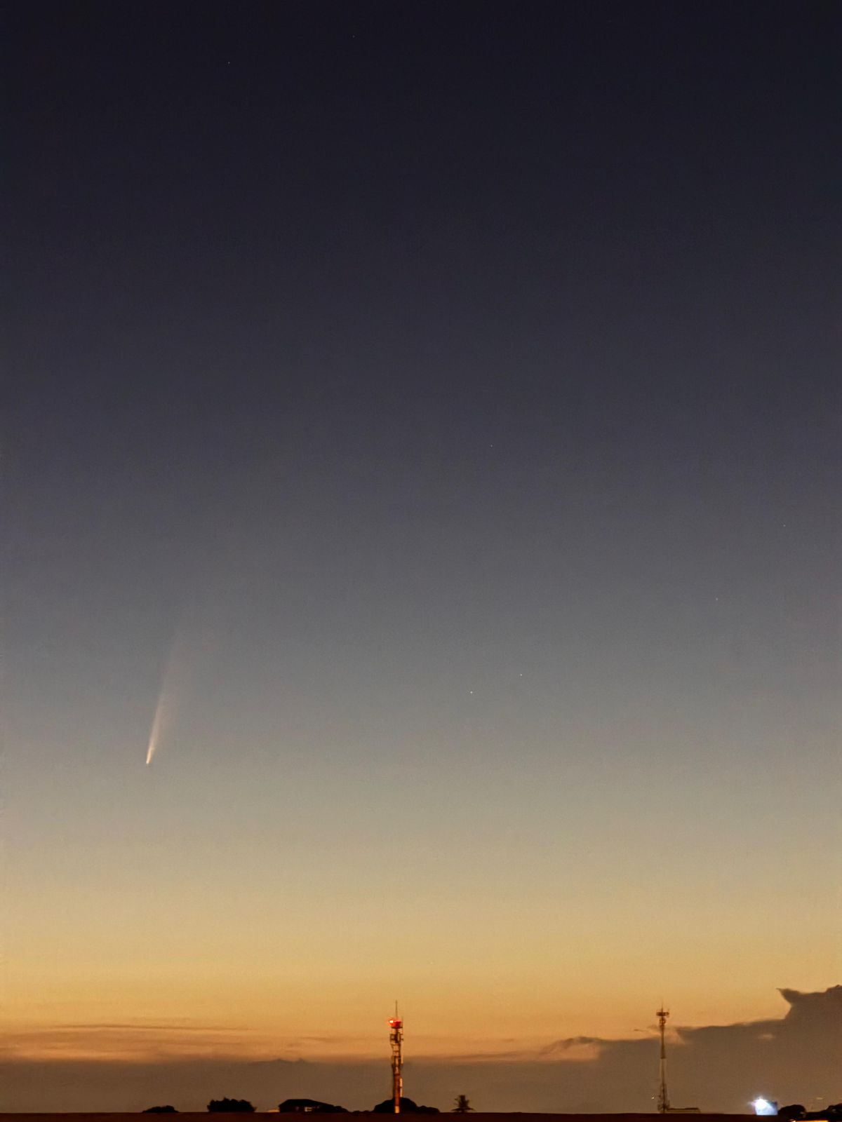Cometa raro é filmado cruzando o céu na Grande Vitória por Ivan da Silva Mérico