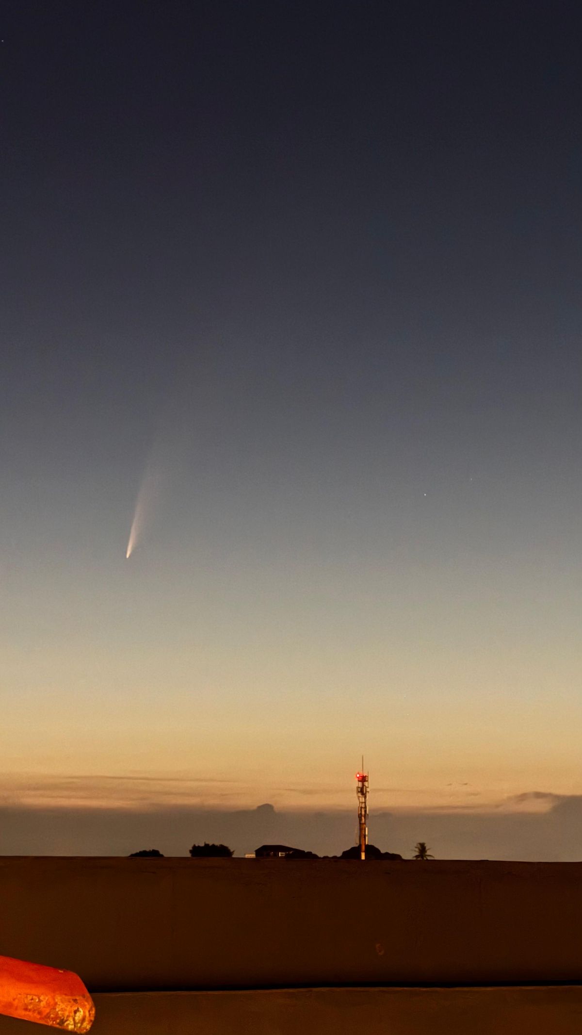 Cometa raro é filmado cruzando o céu na Grande Vitória por Ivan da Silva Mérico