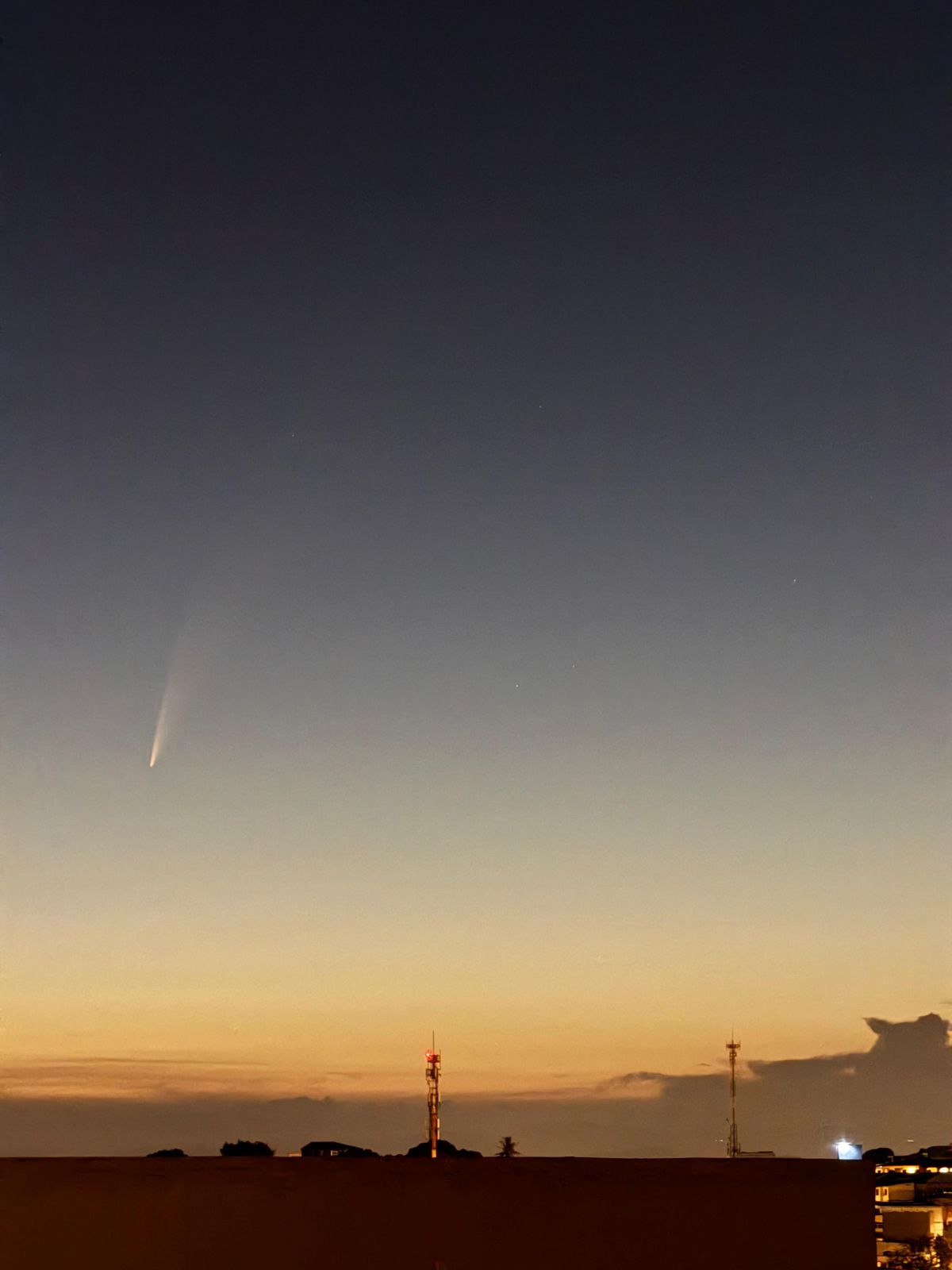 Cometa raro é filmado cruzando o céu na Grande Vitória por Ivan da Silva Mérico