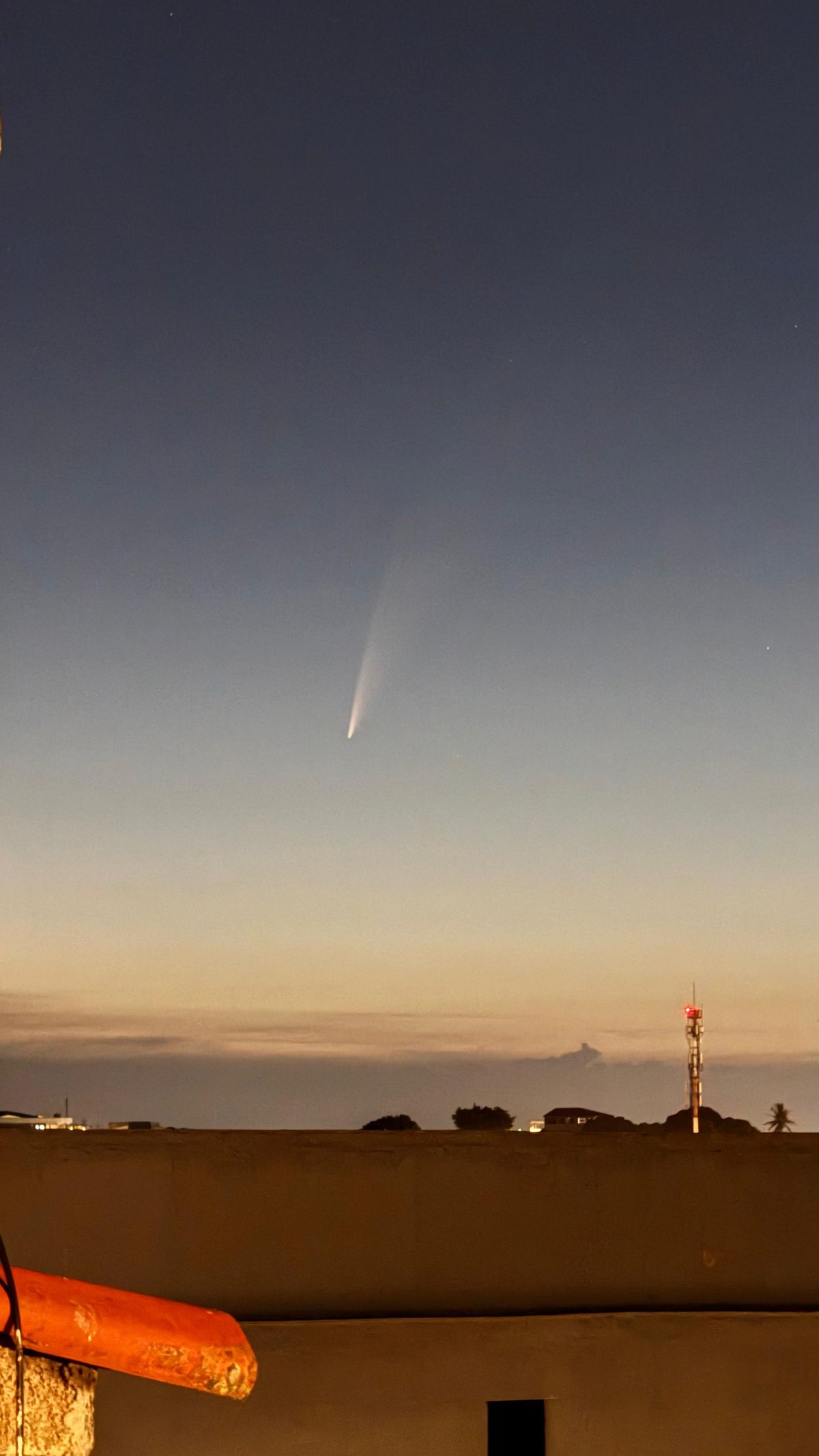 Cometa raro é filmado cruzando o céu na Grande Vitória por Ivan da Silva Mérico