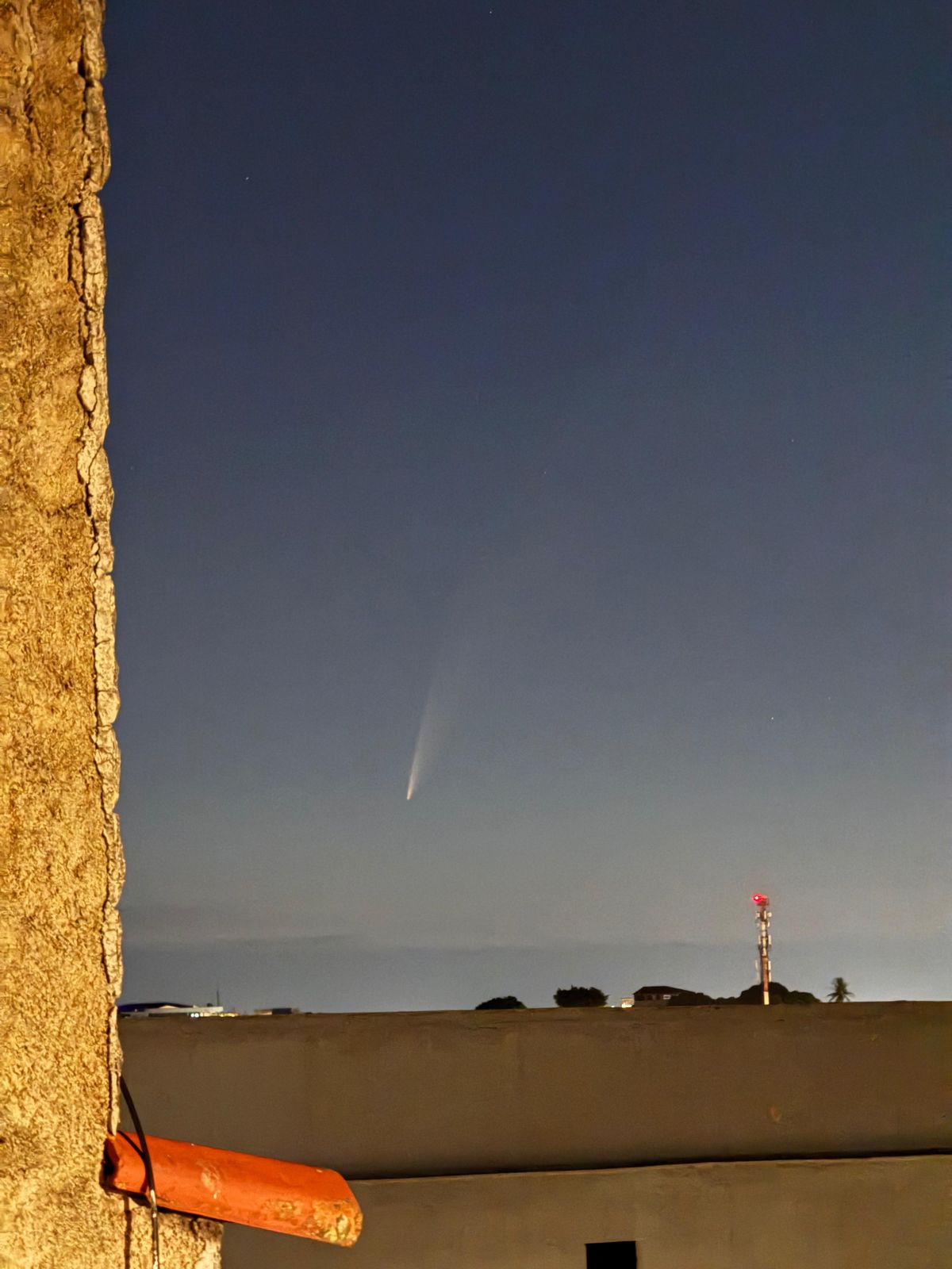 Cometa raro é filmado cruzando o céu na Grande Vitória por Ivan da Silva Mérico