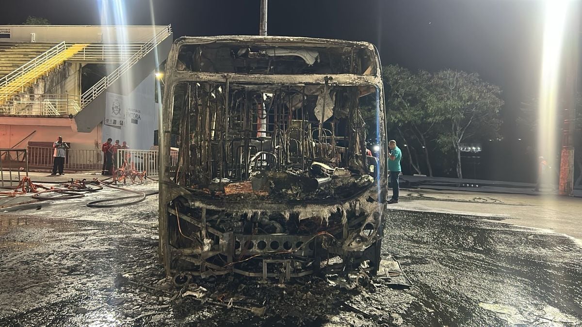 Ônibus é incendiado ao lado do Sambão do Povo, em Vitória por Daniel Marçal