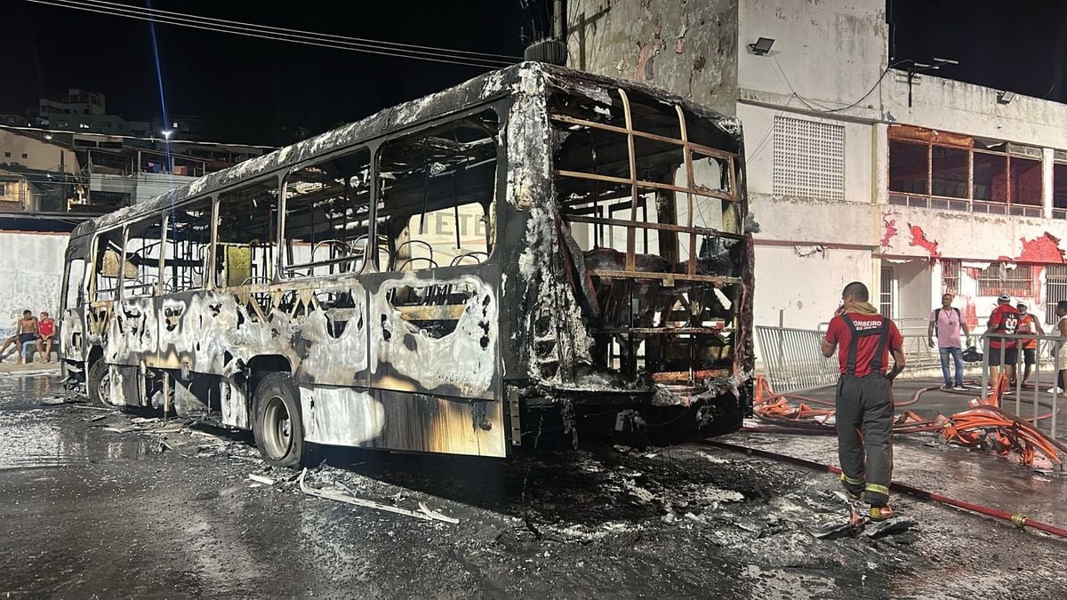 Ônibus é incendiado ao lado do Sambão do Povo, em Vitória por Daniel Marçal