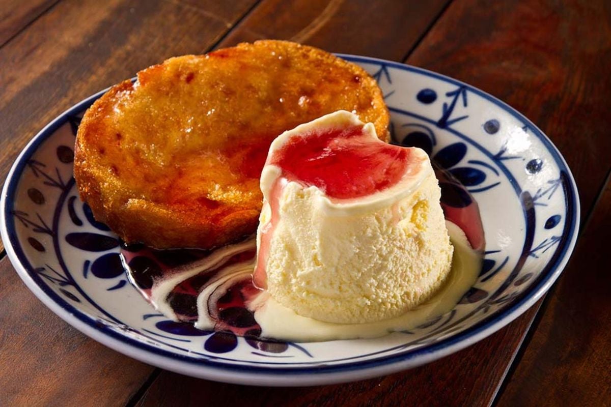 Rabanada portuguesa com calda de vinho e sorvete de creme