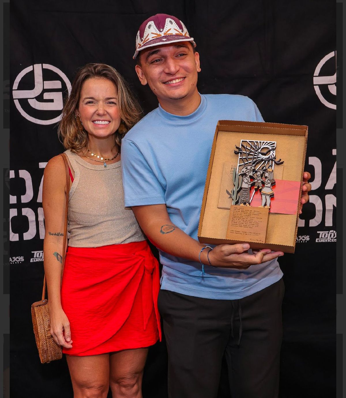 Vivian Chiabay levou sua obra de arte para presentear o cantor Joao Gomes