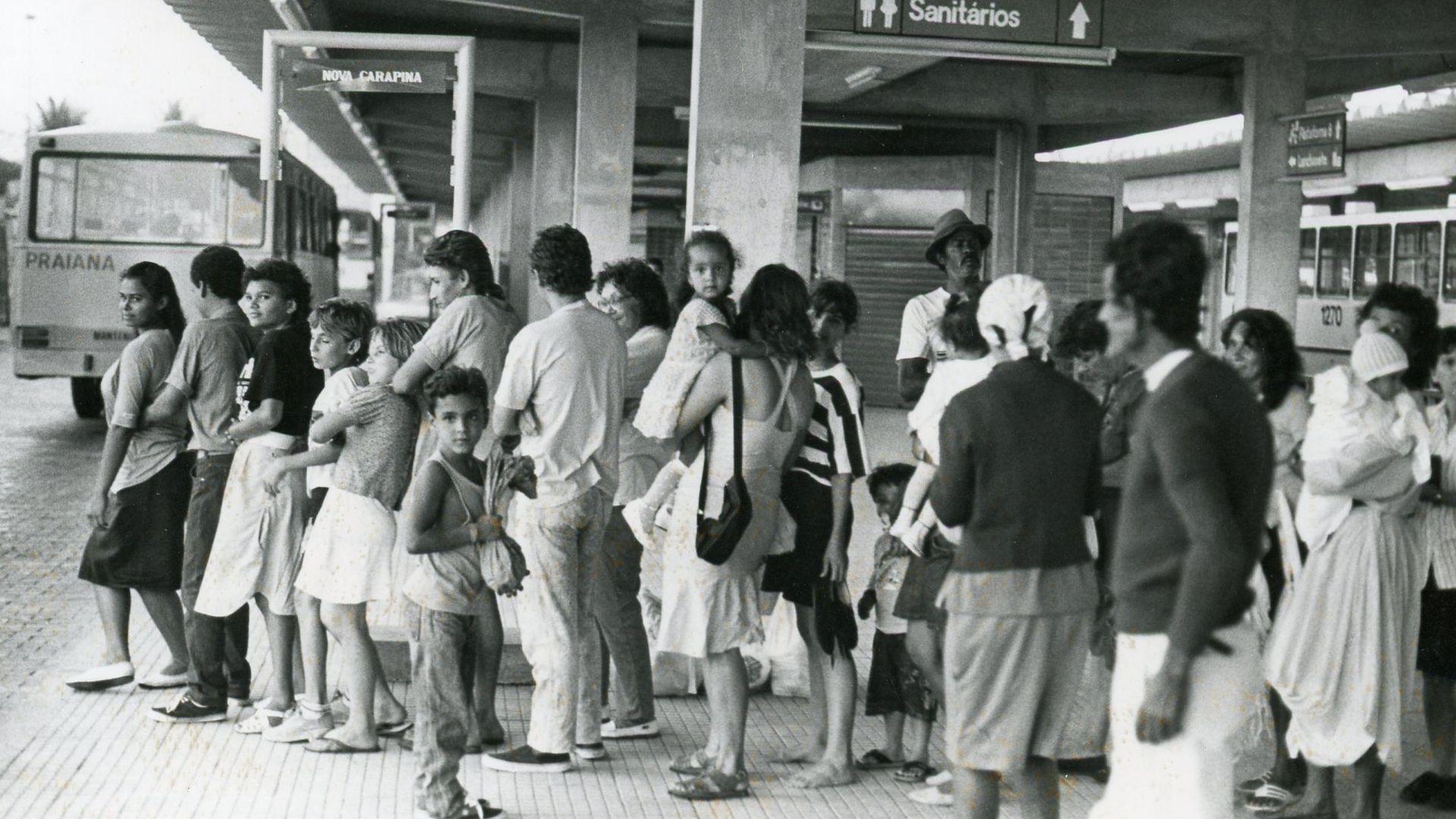 Pessoas aguardando ônibus no terminal Rodoviário de Carapina