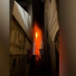 O Corpo de Bombeiros Militar informou que foi acionado e a equipe constatou a perda total de tudo que estava dentro do estabelecimento; chamas foram extintas e não houve vítimas