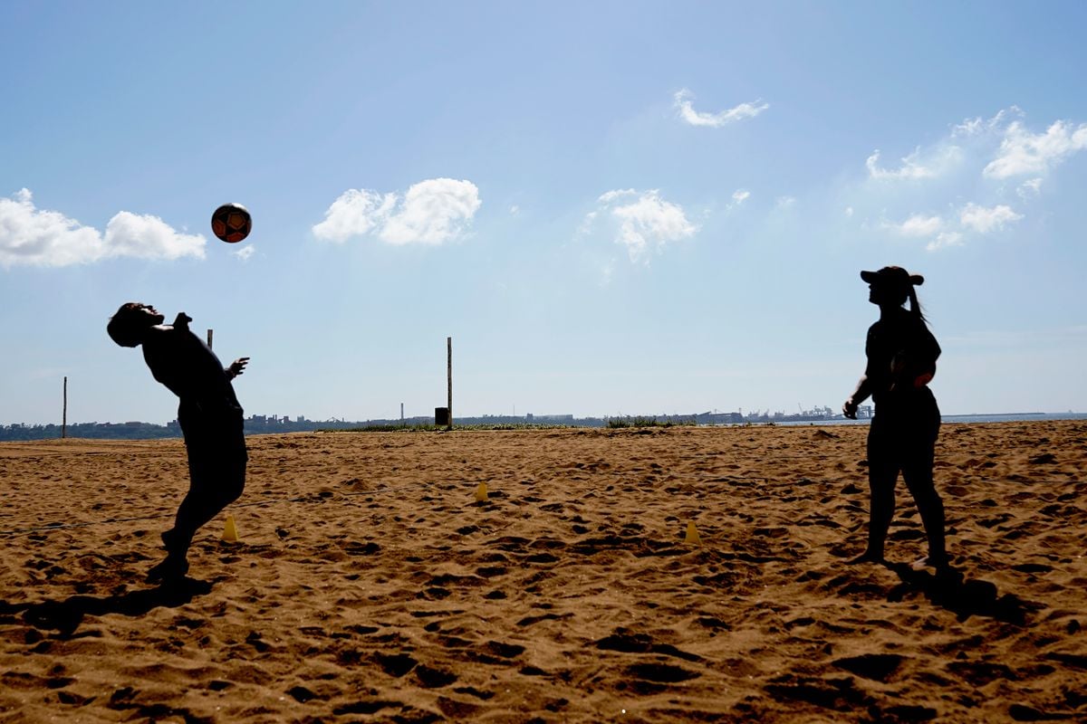Futevôlei na Praia de Camburi