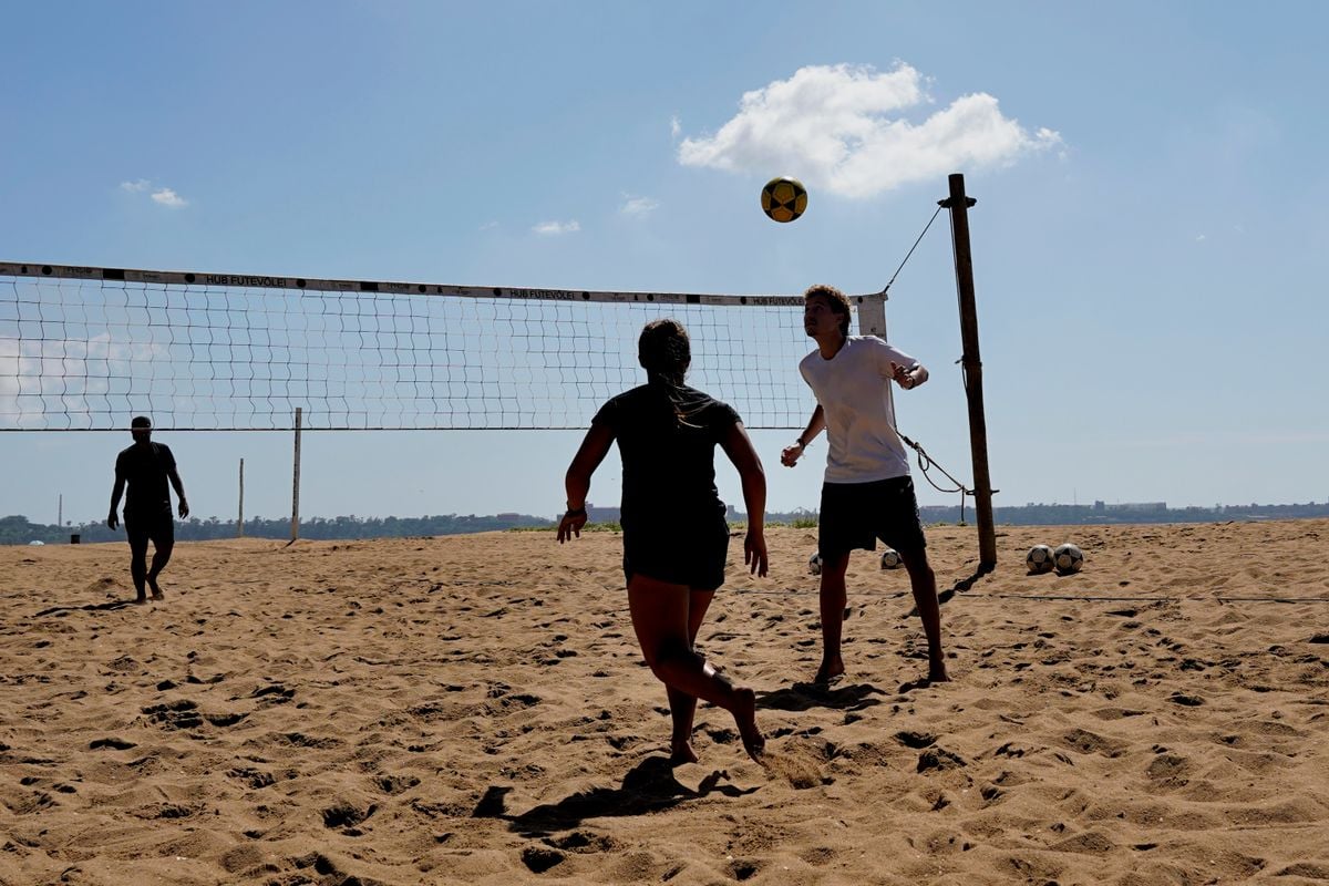 Futevôlei na Praia de Camburi