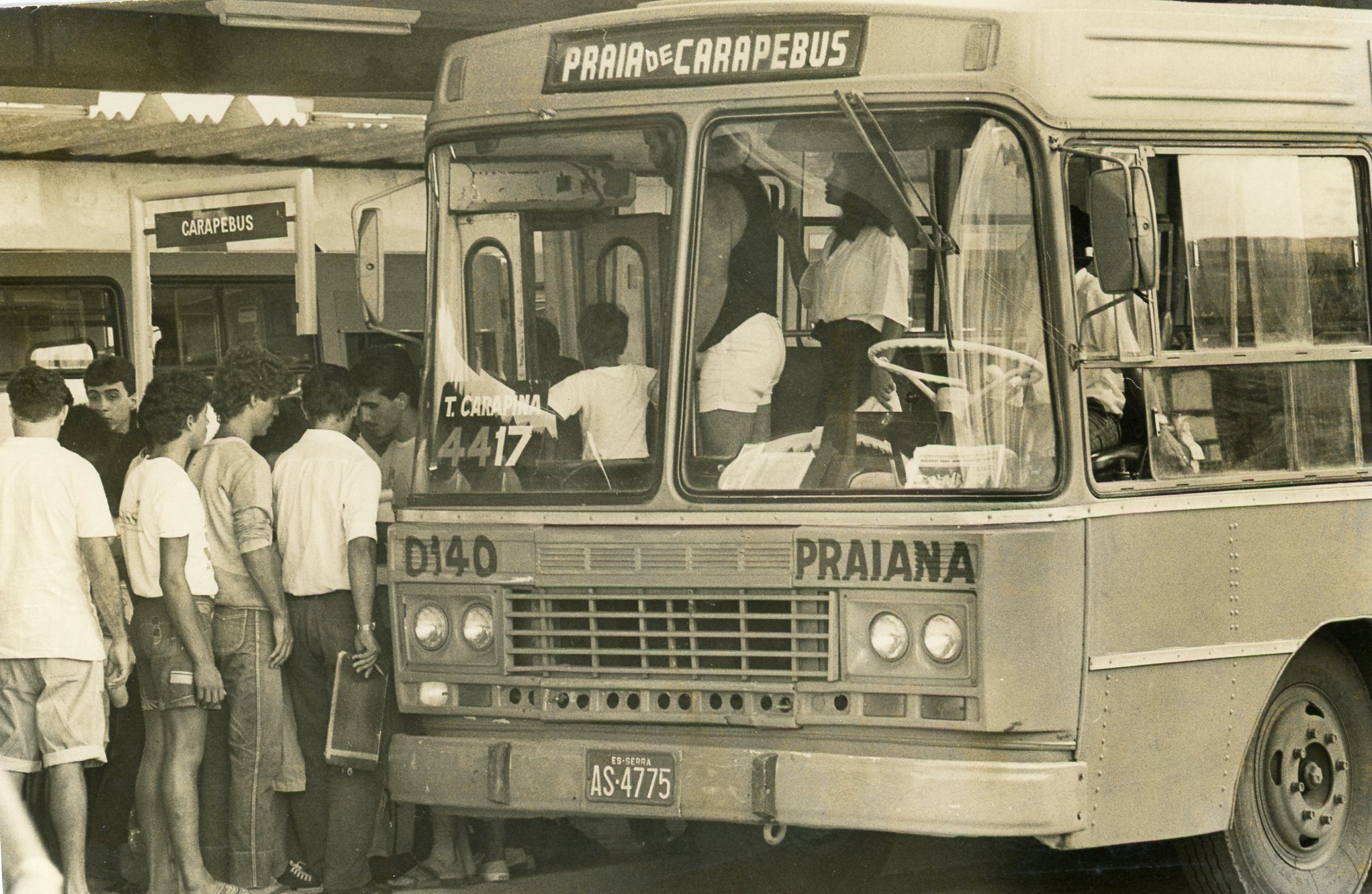 Passageiros embarcando em ônibus no terminal de Carapina em junho de 1989