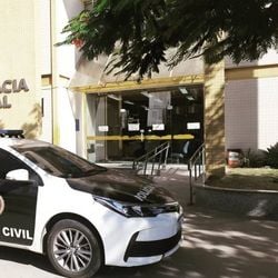 Estão sendo cumpridos mandados de prisão e de busca e apreensão no Rio de Janeiro e em Minas Gerais; duas pessoas foram presas