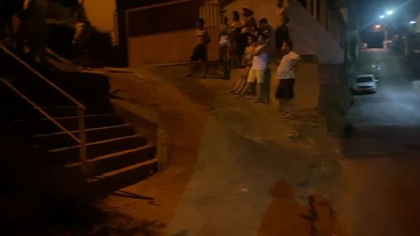 Carlos Eduardo Dias Gomes, de 21 anos, sofreu duas perfurações no braço esquerdo e uma embaixo da nádega; crime ocorreu na noite de terça-feira (21)