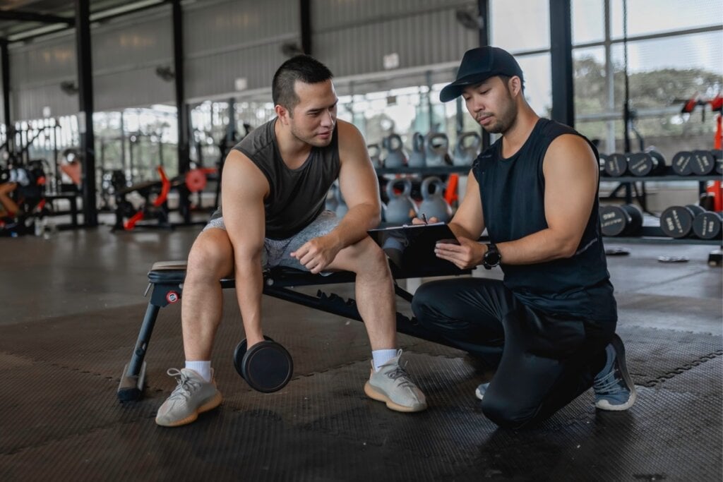 Consultar um profissional de educação física é importante para estabelecer a frequência de treino e obter metas realistas (Imagem: kittirat roekburi | Shutterstock)