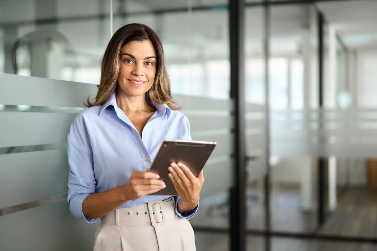 Escolher um novo rumo pode parecer desafiador, mas é também a chance de alcançar realizações mais significativas (Imagem: insta_photos | Shutterstock)