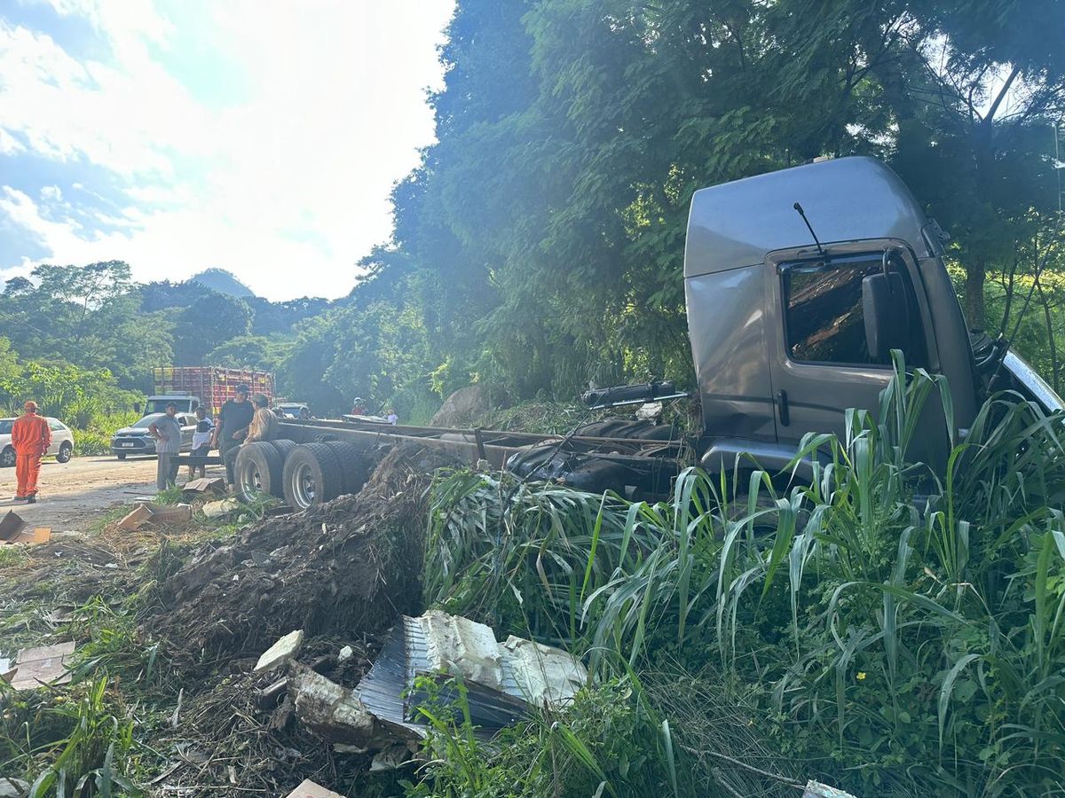 Carga de caminhão baú tomba e interdita ES 164 em Cachoeiro por Isabelle Oliveira