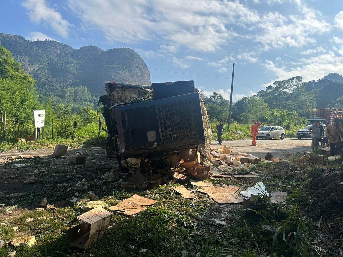 Carga de caminhão baú tomba e interdita ES 164 em Cachoeiro por Isabelle Oliveira