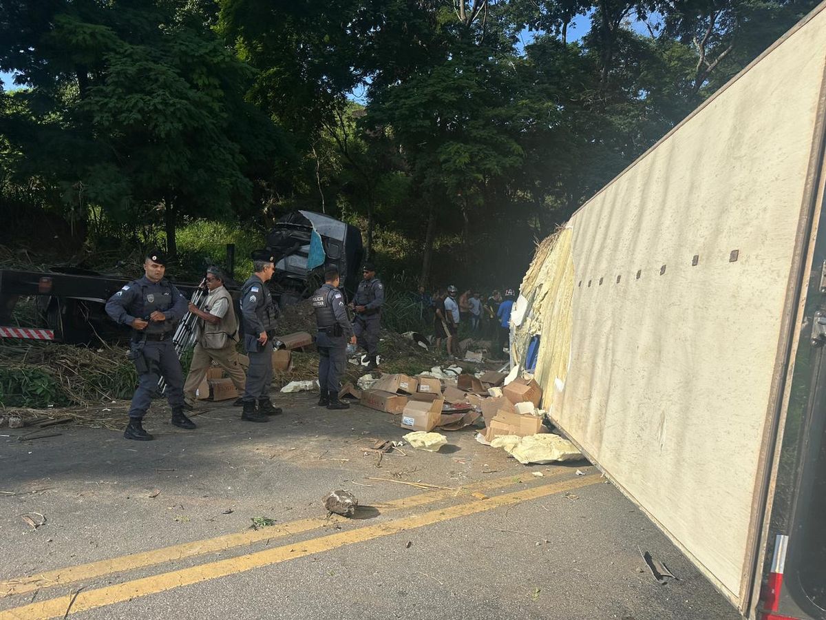 Carga de caminhão baú tomba e interdita ES 164 em Cachoeiro por Isabelle Oliveira