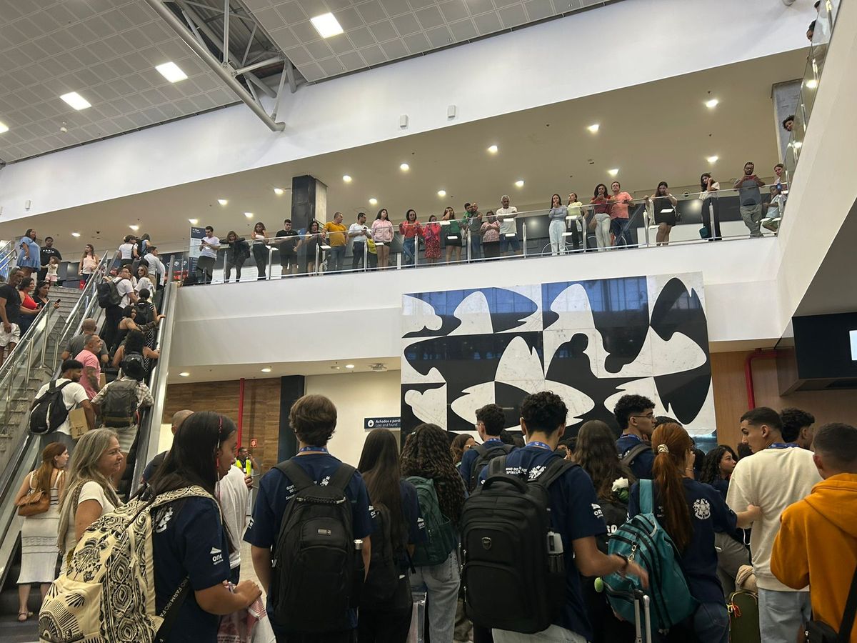 Estudantes e familiares lotaram Aeroporto de Vitória nesta manhã