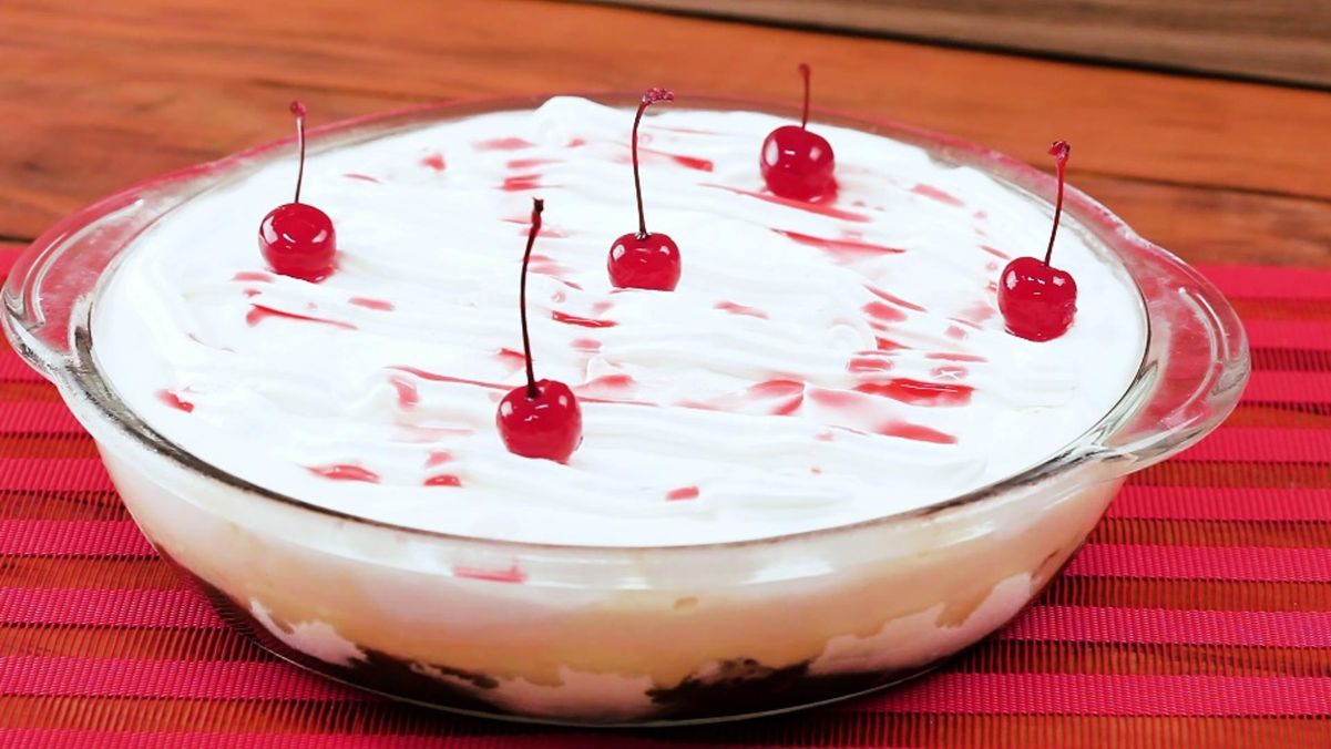 Torta de bis com sorvete e chantili