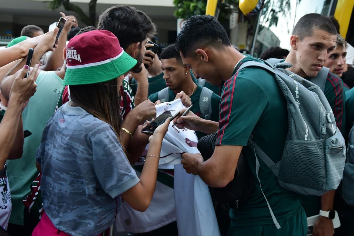 Centenas de torcedores compareceram ao hotel e prestigiaram a chegada de delegação tricolor em Vitória por Fernando Madeira