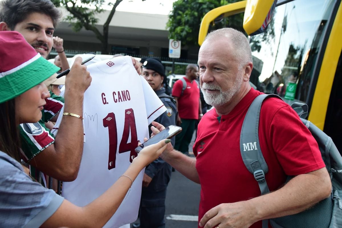 Centenas de torcedores compareceram ao hotel e prestigiaram a chegada de delegação tricolor em Vitória por Fernando Madeira