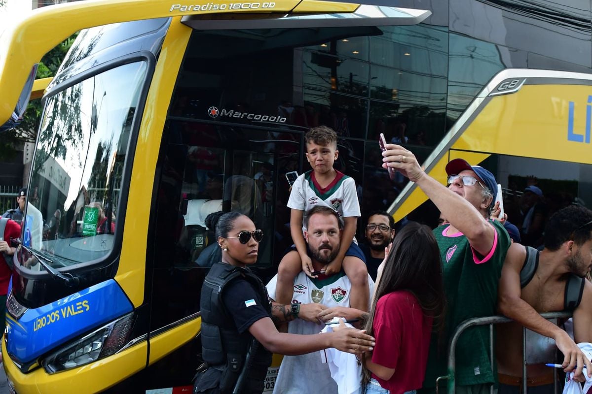 Centenas de torcedores compareceram ao hotel e prestigiaram a chegada de delegação tricolor em Vitória por Fernando Madeira
