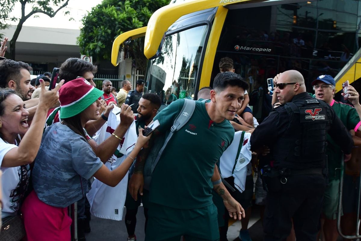 Centenas de torcedores compareceram ao hotel e prestigiaram a chegada de delegação tricolor em Vitória por Fernando Madeira