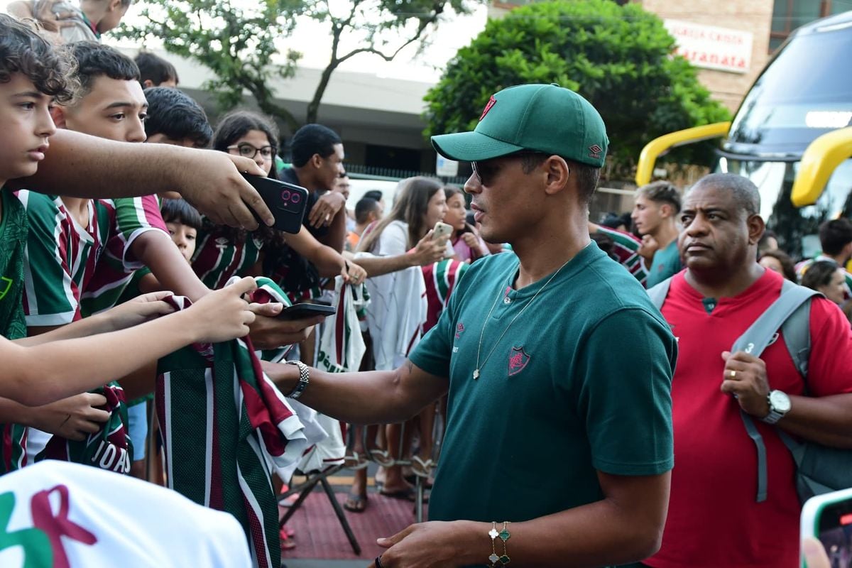 Centenas de torcedores compareceram ao hotel e prestigiaram a chegada de delegação tricolor em Vitória por Fernando Madeira