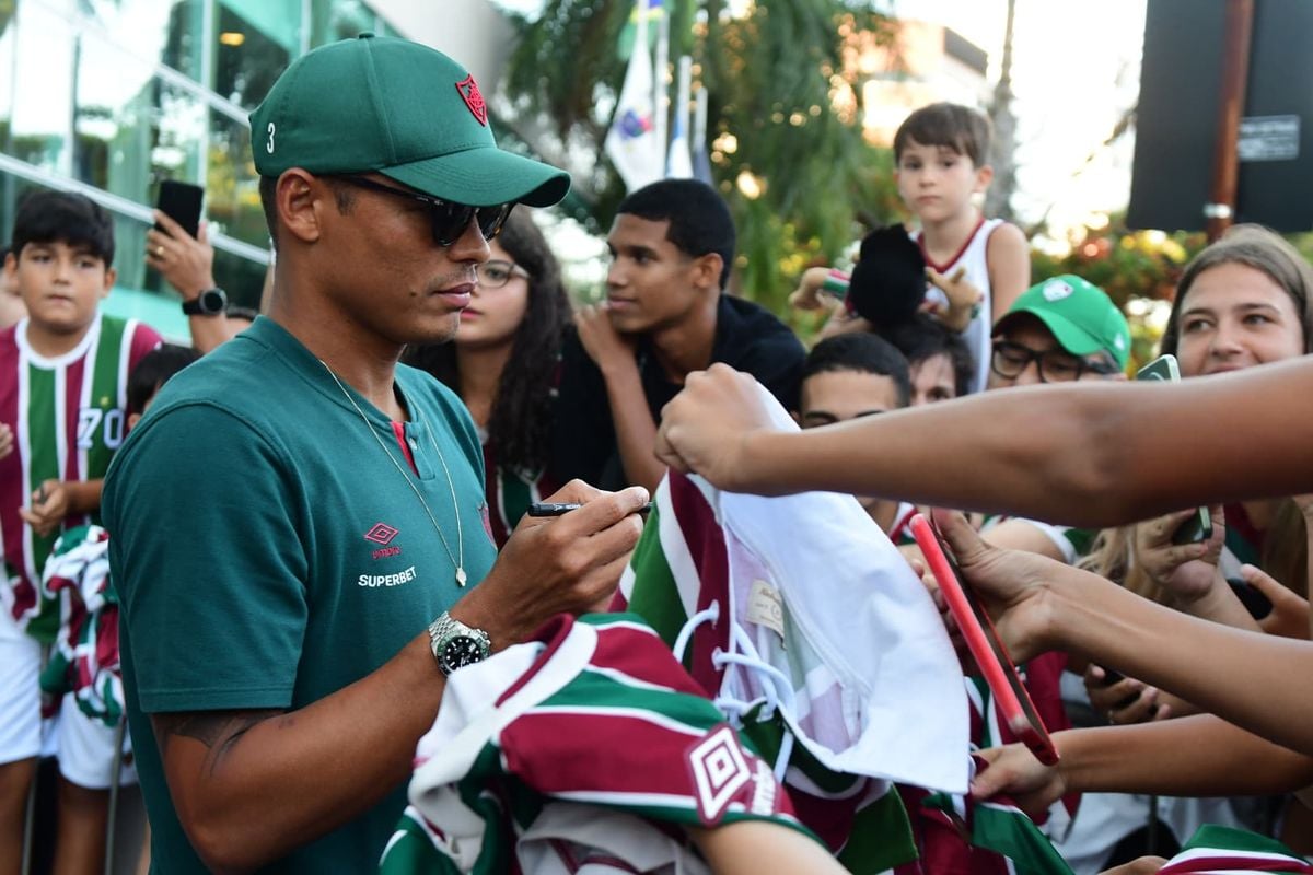 Centenas de torcedores compareceram ao hotel e prestigiaram a chegada de delegação tricolor em Vitória por Fernando Madeira