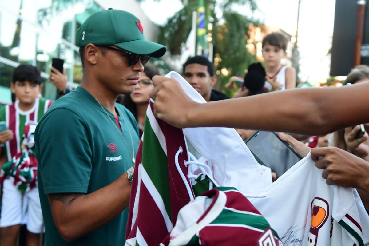 Centenas de torcedores compareceram ao hotel e prestigiaram a chegada de delegação tricolor em Vitória por Fernando Madeira